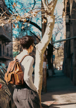 Load image into Gallery viewer, F-125 | ტყავის ზურგჩანთა/ხელით შეკერილი