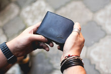 Load image into Gallery viewer, B-113 | კლასიკური Bi-fold საფულე სახურდით / კაცი