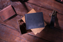 Load image into Gallery viewer, კლასიკური Bi-fold საფულე სახურდით - (B-105)