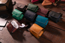 Load image into Gallery viewer, ტყავის ხელნაკეთი ყურსასმენის ბუდე (AirPods Pro case) (E-101)