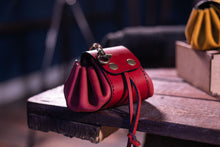 Load image into Gallery viewer, ტყავის ხელნაკეთი ქისა/ჩანთა - (H-107)