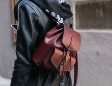 Load image into Gallery viewer, F-127 | ტყავის ზურგჩანთა/ ქალი