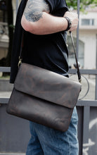 Load image into Gallery viewer, F-132 | ტყავის ჩანთა ლეპტოპისთვის /უნისექსი