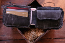 Load image into Gallery viewer, B-113 | კლასიკური Bi-fold საფულე სახურდით / კაცი