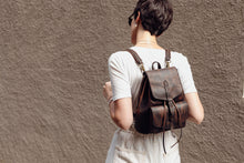 Load image into Gallery viewer, F-127 | ტყავის ზურგჩანთა/ ქალი
