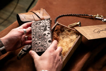 Load image into Gallery viewer, V-107 | ტყავის საფულე, პრინტით