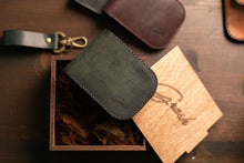 Load image into Gallery viewer, B-113 | კლასიკური Bi-fold საფულე სახურდით / კაცი