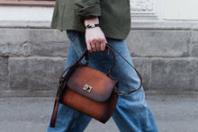 Load image into Gallery viewer, F-136 | ტყავის ჩანთა, ქალი