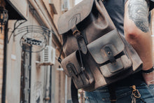 Load image into Gallery viewer, F-137 | ტყავის ზურგჩანთა, უნისექსი