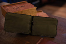 Load image into Gallery viewer, B-109 | Bi-fold საფულე ფულის დამჭერით/ კაცი