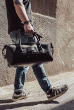 Load image into Gallery viewer, D-101 | ტყავის სამგზავრო ჩანთა, უნისექსი