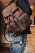 Load image into Gallery viewer, F-137 | ტყავის ზურგჩანთა, უნისექსი