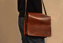 Load image into Gallery viewer, F-104 | ტყავის ჩანთა ლეპტოპისთვის/უნისექსი