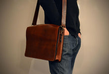 Load image into Gallery viewer, F-104 | ტყავის ჩანთა ლეპტოპისთვის/უნისექსი