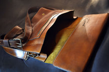 Load image into Gallery viewer, F-104 | ტყავის ჩანთა ლეპტოპისთვის/უნისექსი