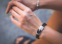 Load image into Gallery viewer, ტყავის სამაჯური ვერცხლის ბალთით (SM-101) (SM-102)