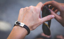 Load image into Gallery viewer, ტყავის სამაჯური ვერცხლის ბალთით (SM-101) (SM-102)