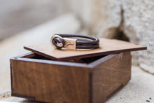 Load image into Gallery viewer, ტყავის სამაჯური ვერცხლის ბალთით (SM-101) (SM-102)