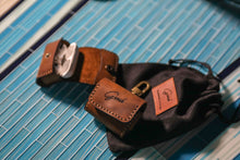 Load image into Gallery viewer, ტყავის ხელნაკეთი ყურსასმენის ბუდე (AirPods Pro case) (E-101)