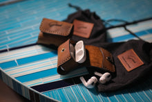 Load image into Gallery viewer, ტყავის ხელნაკეთი ყურსასმენის ბუდე (AirPods Pro case) (E-101)