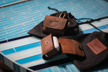 Load image into Gallery viewer, ტყავის ხელნაკეთი ყურსასმენის ბუდე (AirPods Pro case) (E-101)