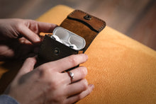 Load image into Gallery viewer, ტყავის ხელნაკეთი ყურსასმენის ბუდე (AirPods Pro case) (E-101)