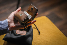 Load image into Gallery viewer, ტყავის ხელნაკეთი ყურსასმენის ბუდე (AirPods Pro case) (E-101)