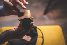 Load image into Gallery viewer, ტყავის ხელნაკეთი ყურსასმენის ბუდე (AirPods Pro case) (E-101)