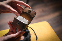 Load image into Gallery viewer, ტყავის ხელნაკეთი ყურსასმენის ბუდე (AirPods Pro case) (E-101)