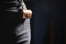 Load image into Gallery viewer, ტყავის ხელნაკეთი ყურსასმენის ბუდე (AirPods Pro case) (E-101)