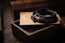 Load image into Gallery viewer, ტყავის სამაჯური ვერცხლის ბალთით (SM-103) (SM-104)