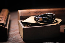 Load image into Gallery viewer, ტყავის სამაჯური ვერცხლის ბალთით (SM-103) (SM-104)