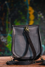 Load image into Gallery viewer, F-113 | ტყავის ზურგჩანთა/ ქალი