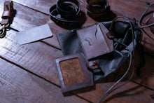 Load image into Gallery viewer, ტყავის ბეიჯი (Z-101)