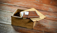 Load image into Gallery viewer, ტყავის საბარათე - (S-105)