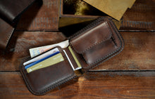 Load image into Gallery viewer, B-113 | კლასიკური Bi-fold საფულე სახურდით / კაცი