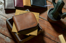 Load image into Gallery viewer, B-118 | კლასიკური Bi-fold საფულე / კაცი