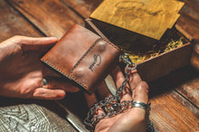 Load image into Gallery viewer, ბაიკერული საფულე, ჯაჭვით (B-117)