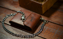 Load image into Gallery viewer, ბაიკერული საფულე, ჯაჭვით (B-117)