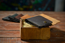 Load image into Gallery viewer, Bi-fold საფულე შესაკრავით - (B-115)