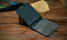 Load image into Gallery viewer, B-114 | Bi-fold საფულე ფულის დამჭერით/ კაცი