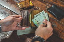 Load image into Gallery viewer, ტყავის საბარათე, ქამრით - (S-101)