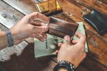 Load image into Gallery viewer, ტყავის საბარათე, ქამრით - (S-101)