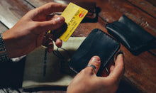 Load image into Gallery viewer, ტყავის საბარათე - (S-104)