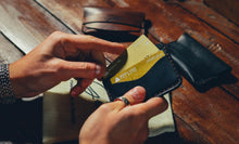 Load image into Gallery viewer, ტყავის საბარათე - (S-104)