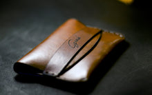 Load image into Gallery viewer, ტყავის საბარათე, ქამრით - (S-101)