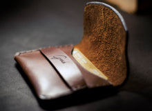 Load image into Gallery viewer, ტყავის საბარათე, ქამრით - (S-101)