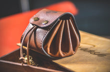 Load image into Gallery viewer, ტყავის ხელნაკეთი ქისა/ჩანთა - (H-107)