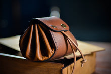 Load image into Gallery viewer, ტყავის ხელნაკეთი ქისა/ჩანთა - (H-107)