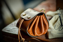 Load image into Gallery viewer, ტყავის ხელნაკეთი ქისა/ჩანთა - (H-107)